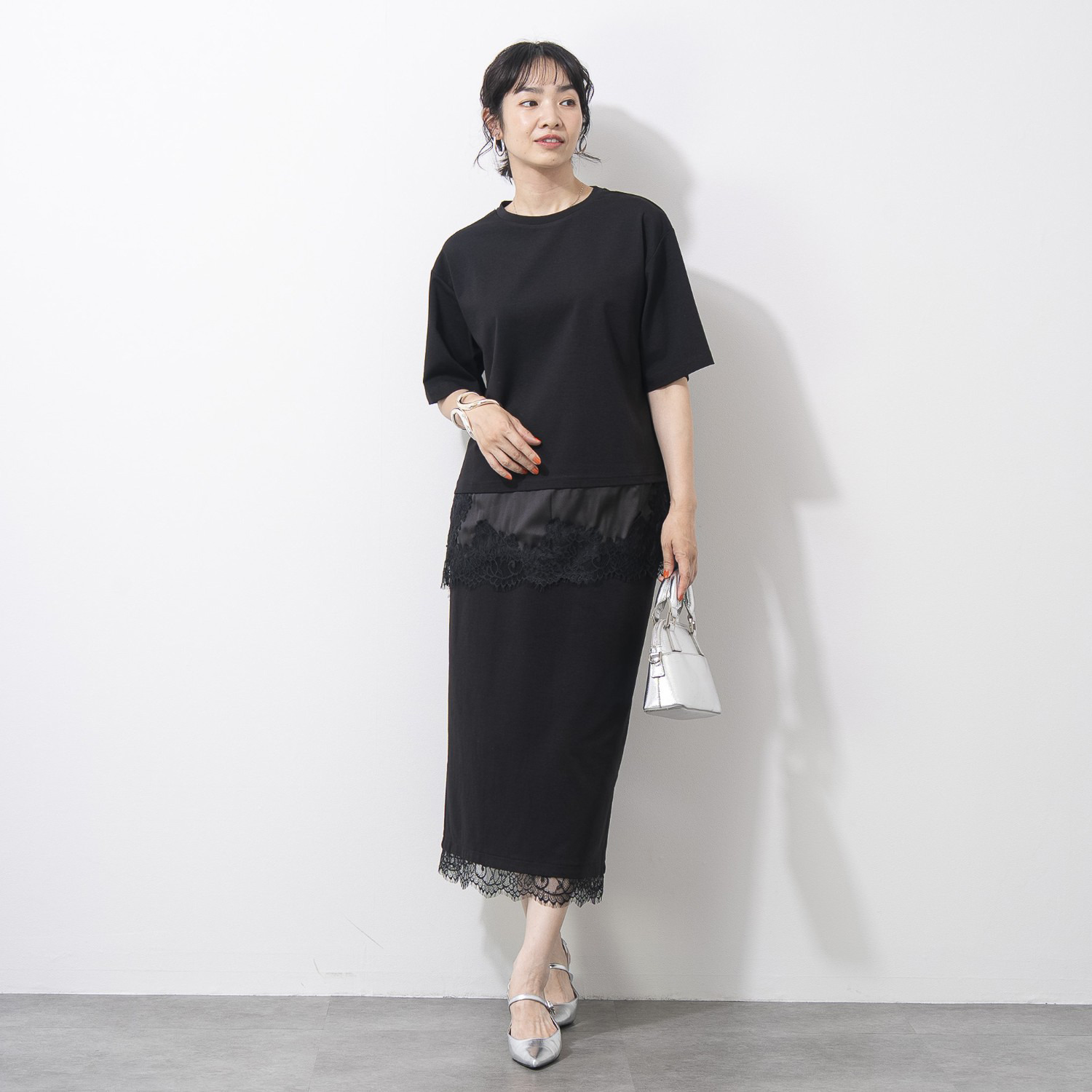 オン　ザ　エッジ 裾レースとＩラインが大人 ウエストマルっとゴム仕様 接触冷感が気持ちいい スリットナロースカート