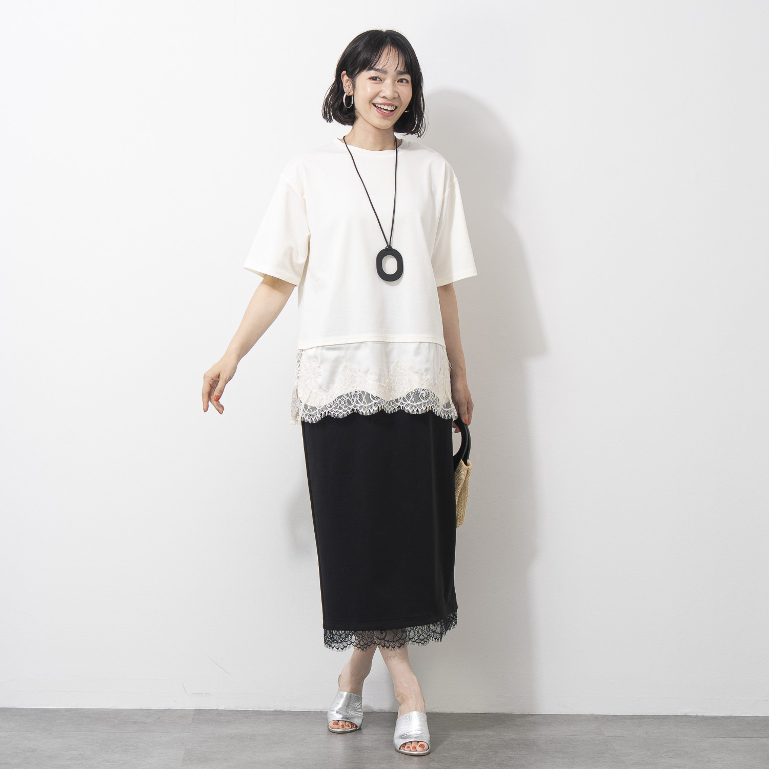 オン　ザ　エッジ 裾レースとＩラインが大人 ウエストマルっとゴム仕様 接触冷感が気持ちいい スリットナロースカート