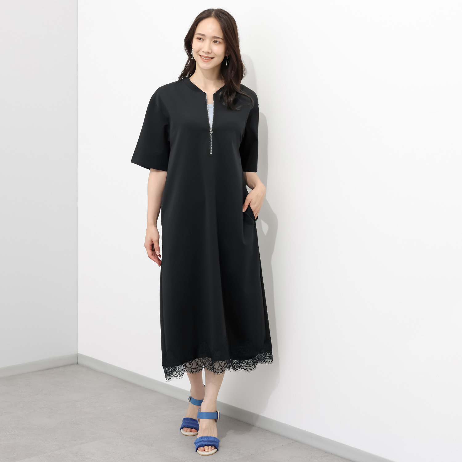 オン　ザ　エッジ フロントジップがきらり ボディに風通る 接触冷感が気持ちいい 裾レースワンピース