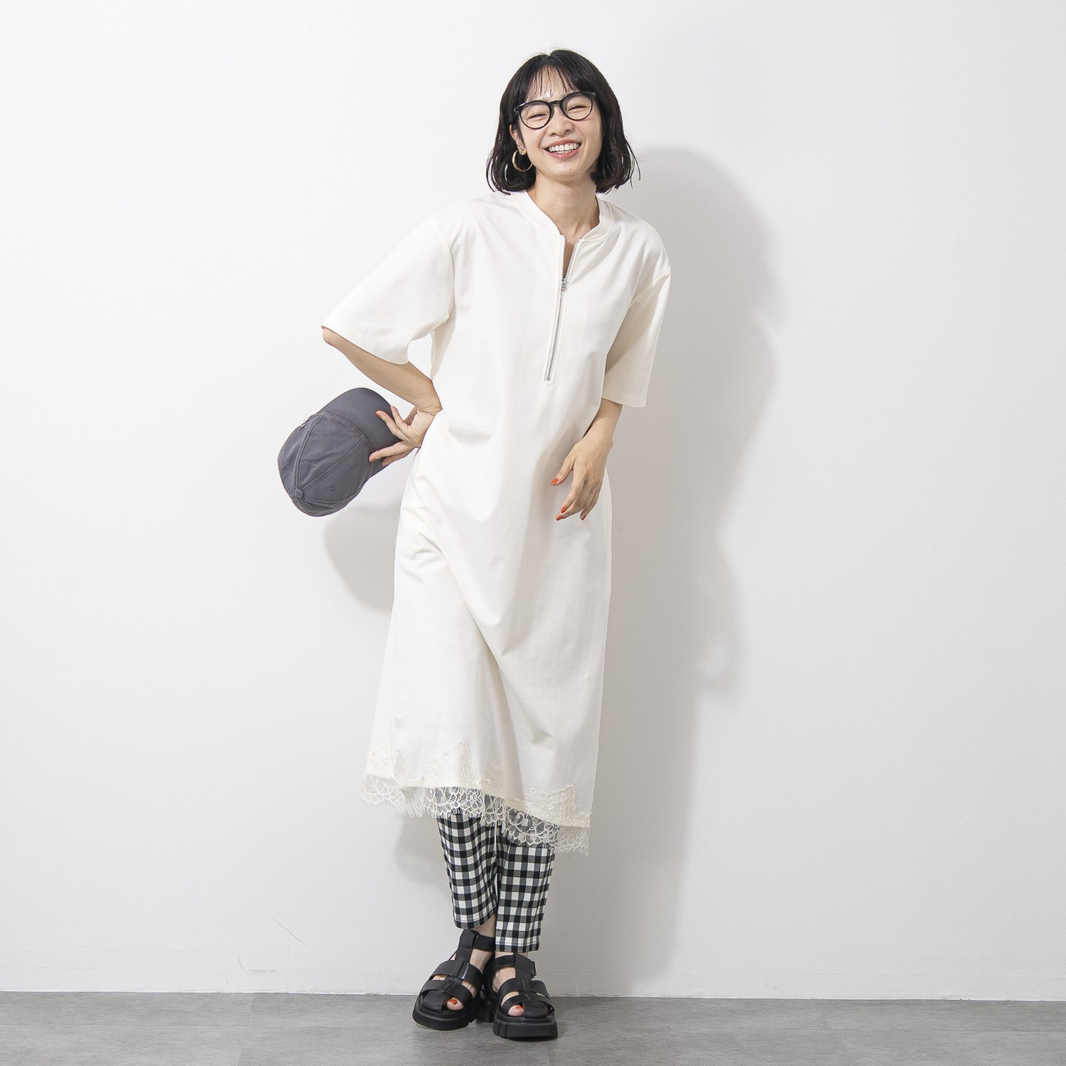 オン　ザ　エッジ フロントジップがきらり ボディに風通る 接触冷感が気持ちいい 裾レースワンピース