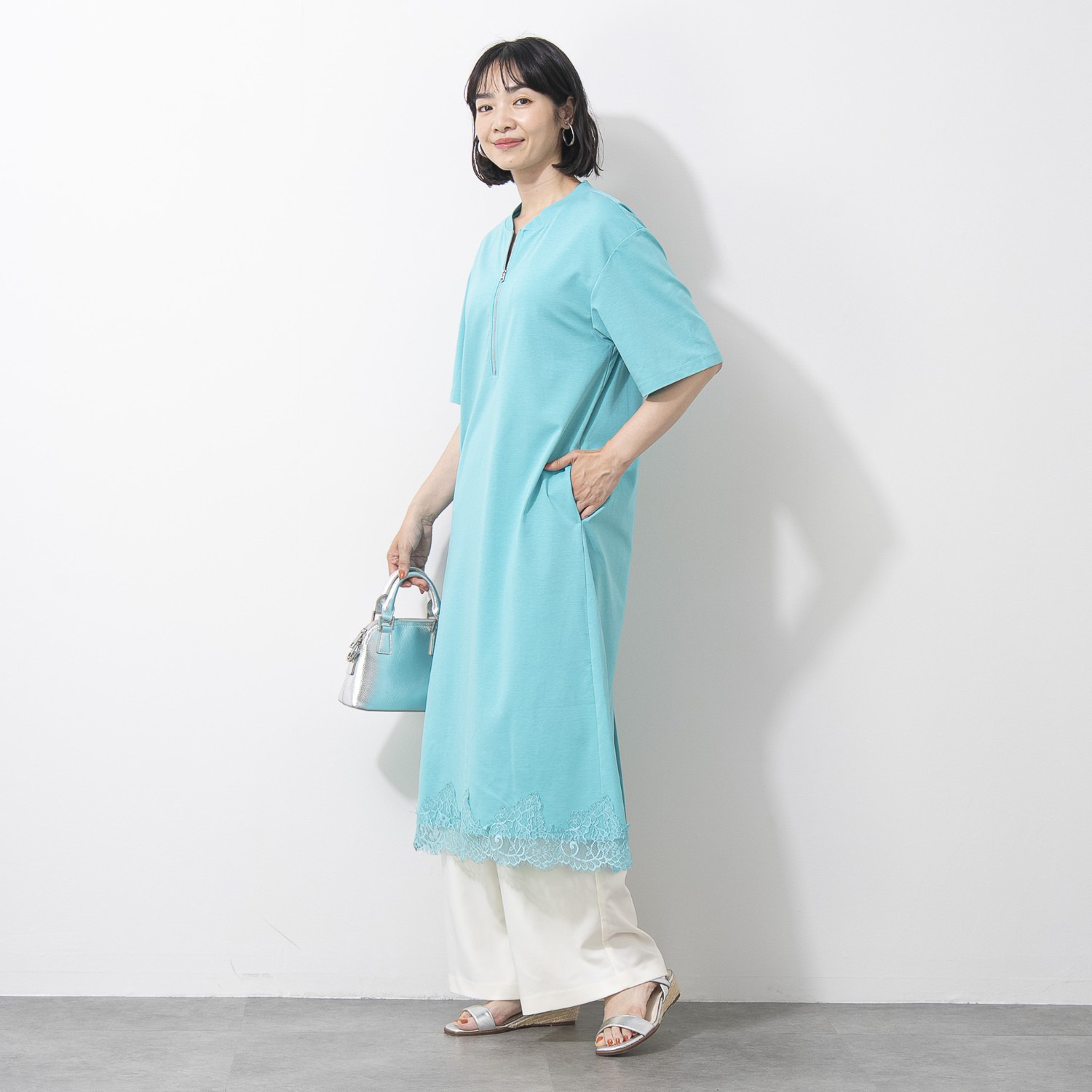 オン　ザ　エッジ フロントジップがきらり ボディに風通る 接触冷感が気持ちいい 裾レースワンピース