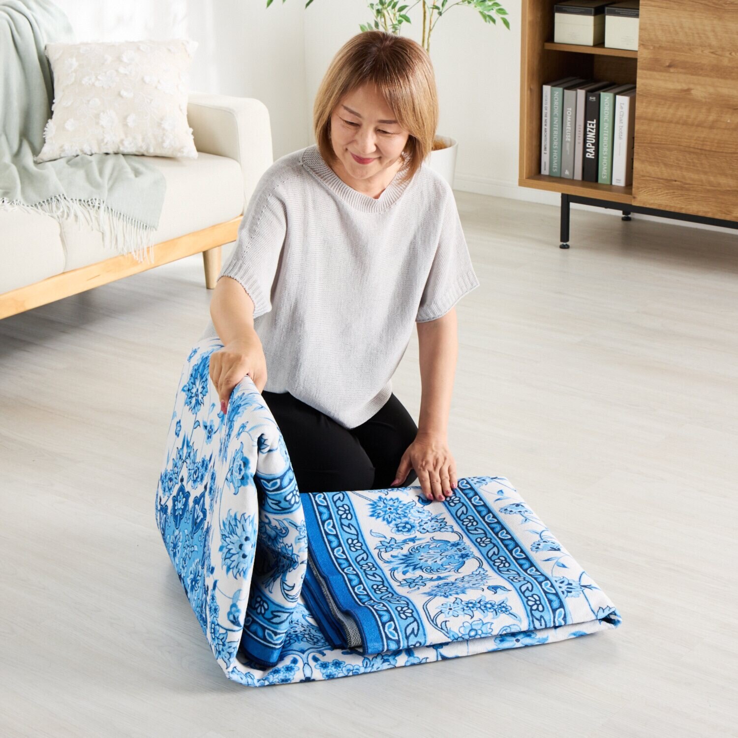 爽やかブルー 素足も喜ぶ さらさらタッチカーペット “ペルエスターテ” ＜２３０×３２０ｃｍ＞