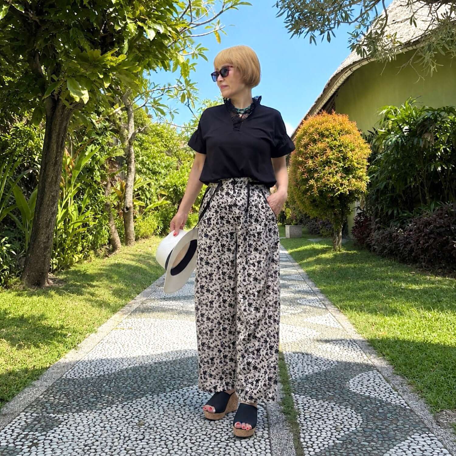 ボン・ブリコラージュ バイ　レイコ・ホウセンジ 華やかシックな小花柄に テープアクセントが効いた 美脚ストレートパンツ