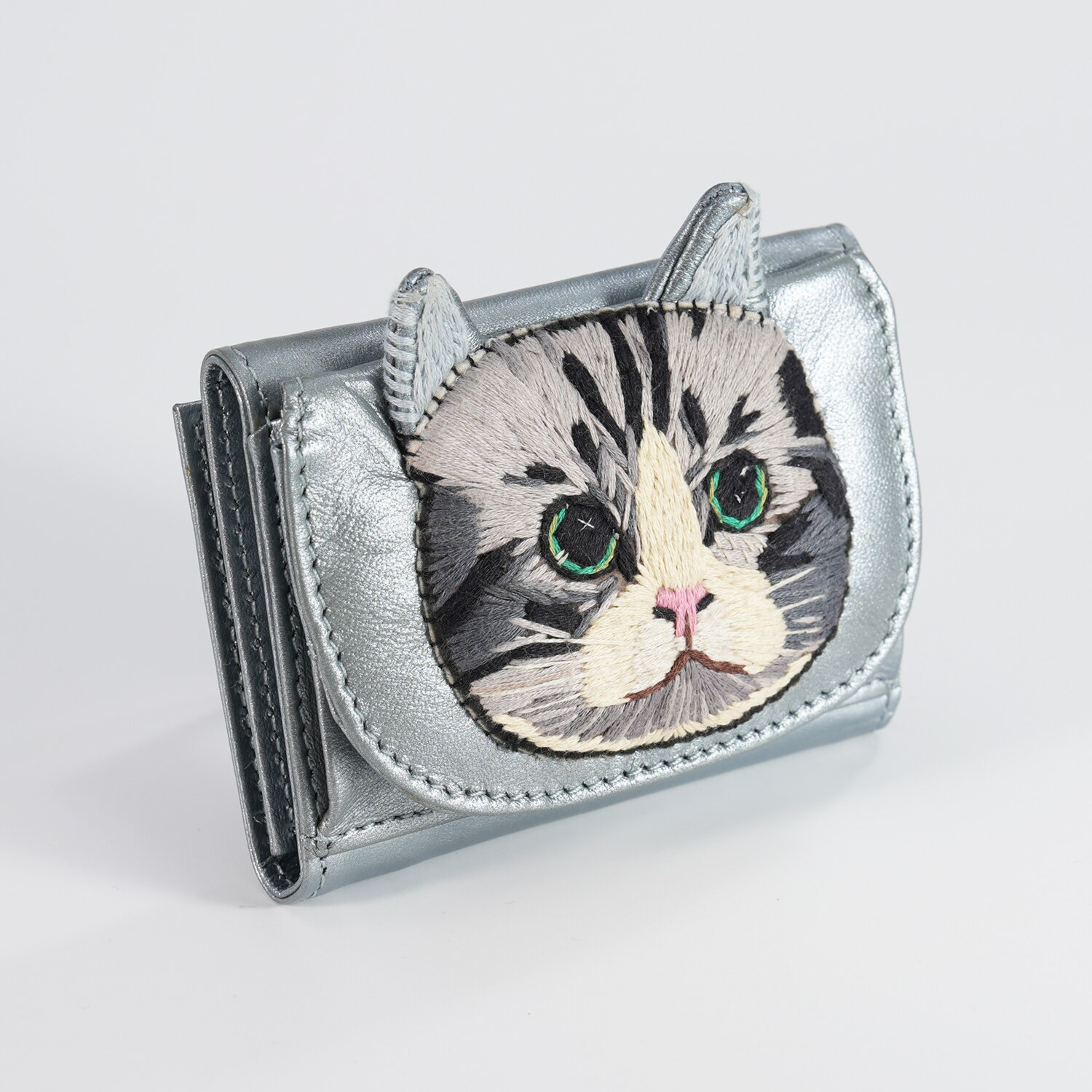 タマオワールド 猫フェイスシリーズ 持ち運ぶアートのような 立体手刺しゅう コンパクト財布
