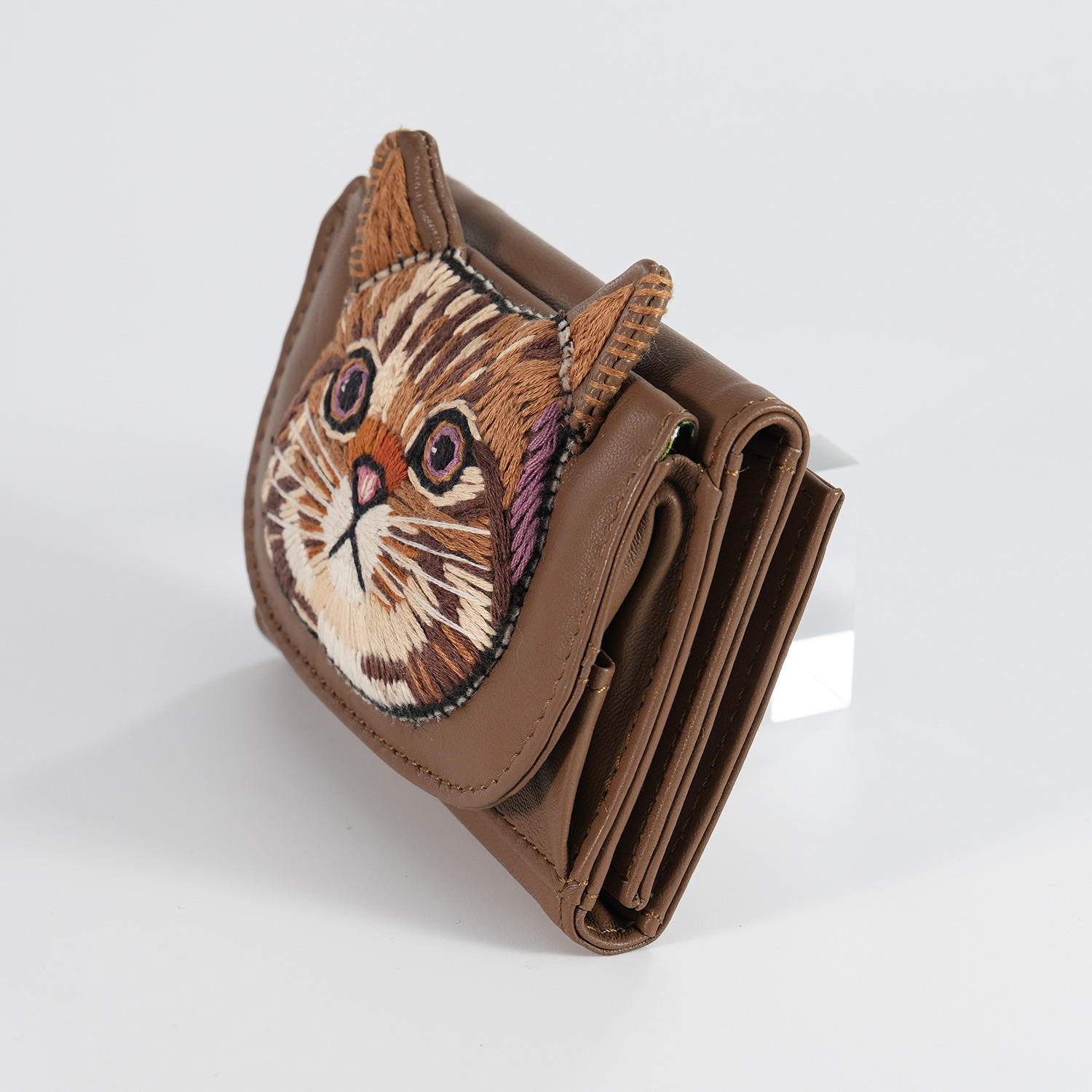 タマオワールド 猫フェイスシリーズ 持ち運ぶアートのような 立体手刺しゅう コンパクト財布