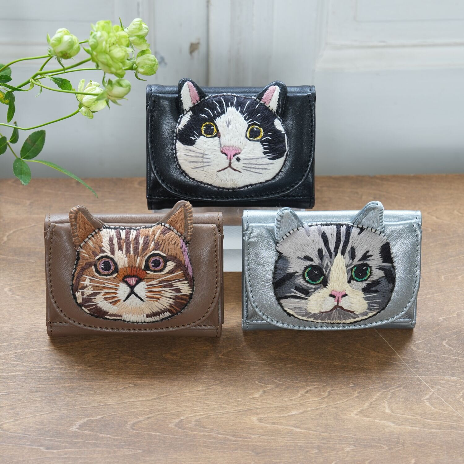 タマオワールド 猫フェイスシリーズ 持ち運ぶアートのような 立体手刺しゅう コンパクト財布