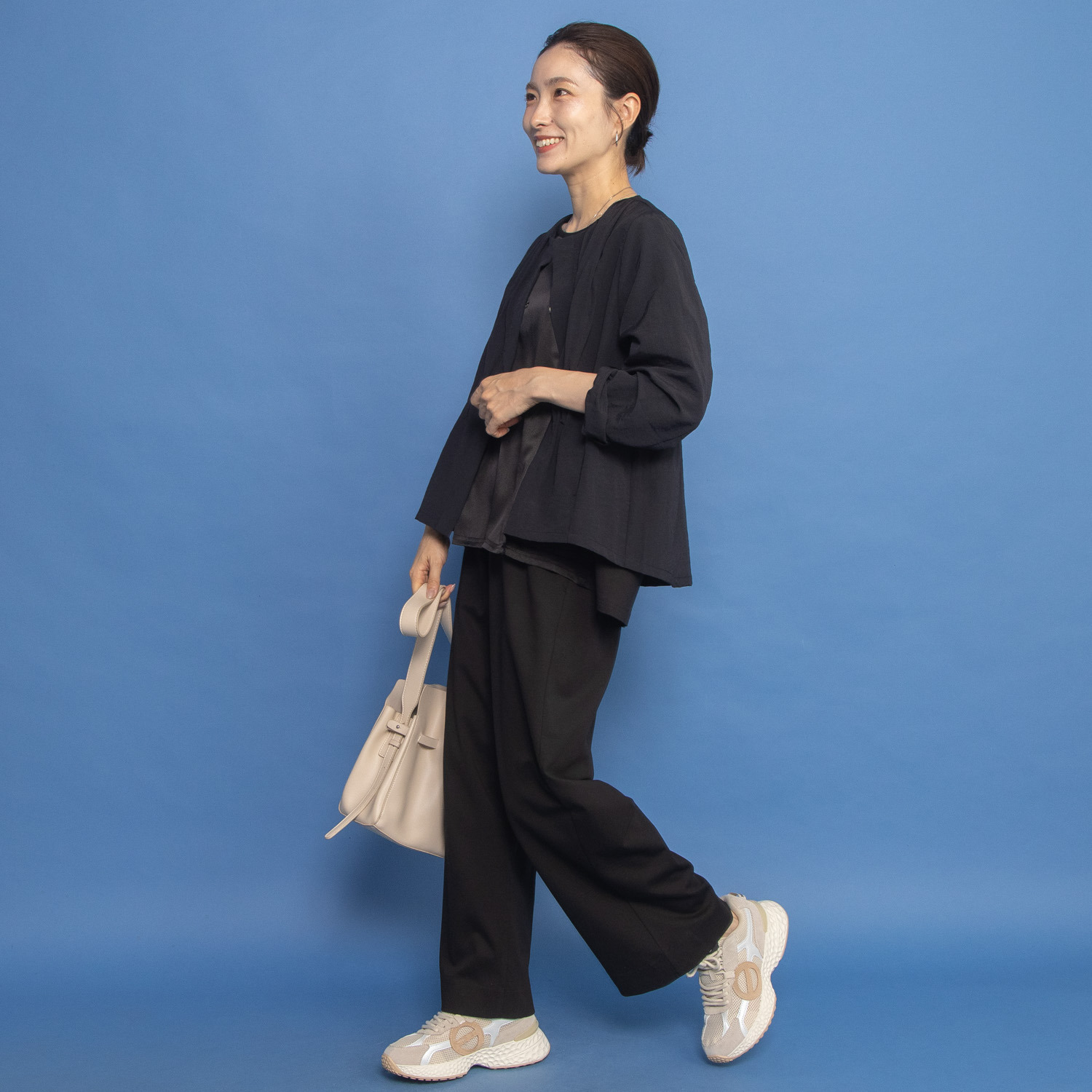 ヤエアジュテ イージーにはけて スタイリッシュに装う ワイドパンツ