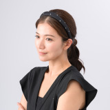コンプレックス　ビズ 日本製 サテン クリスタルガラス フレキシフィット ヘアバンド