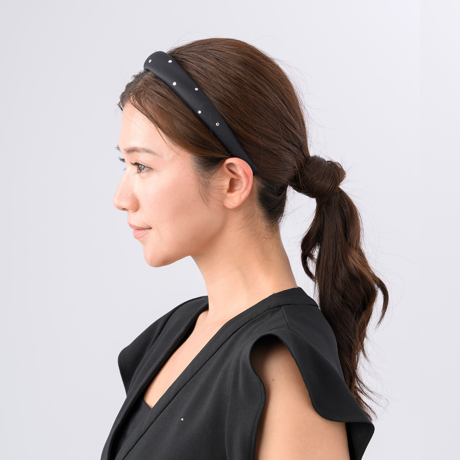 コンプレックス　ビズ 日本製 サテン クリスタルガラス フレキシフィット ヘアバンド
