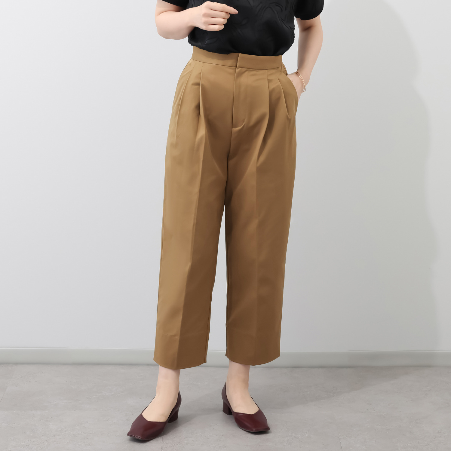 ラ　ヴァーグ　デトワール はくだけで今どき風 楽なウエストゴムで センターラインありの ２タックバレルパンツ