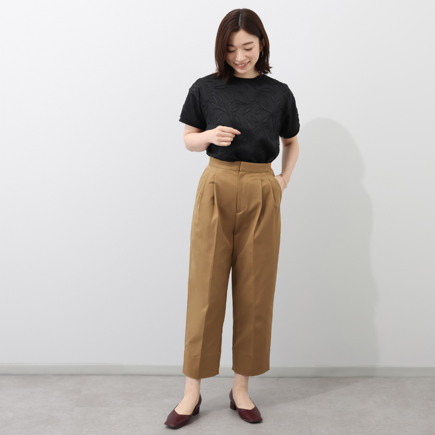 ラ　ヴァーグ　デトワール はくだけで今どき風 楽なウエストゴムで センターラインありの ２タックバレルパンツ