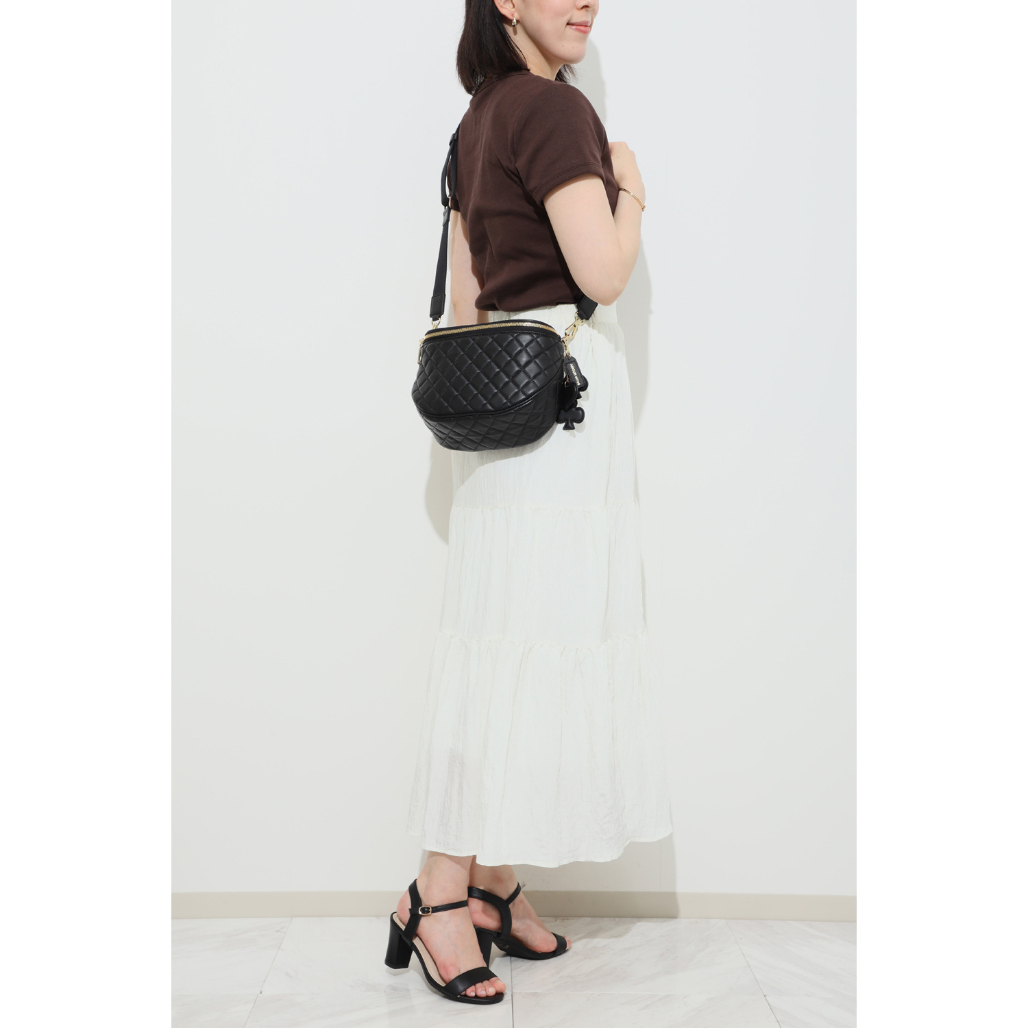 アムーアンフィニ ラムスキンキルティング ボディバッグ