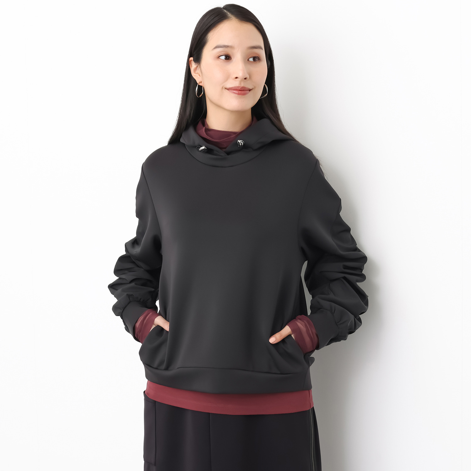 ウノ・ウノ・ドゥーエ きれい見え ダンボールニット 異素材切替 ギャザーアクセント袖 フーディープルオーバー