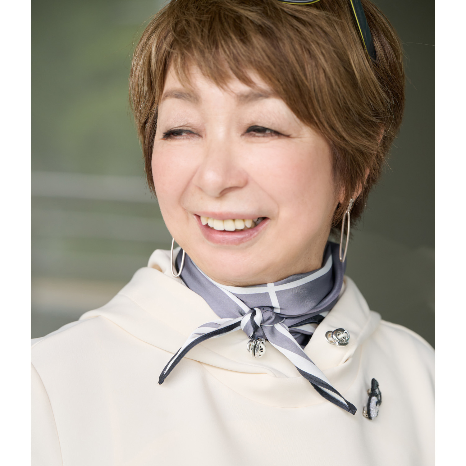 ウノ・ウノ・ドゥーエ アクセントライン シルキータッチ 菱形コンパクトスカーフ