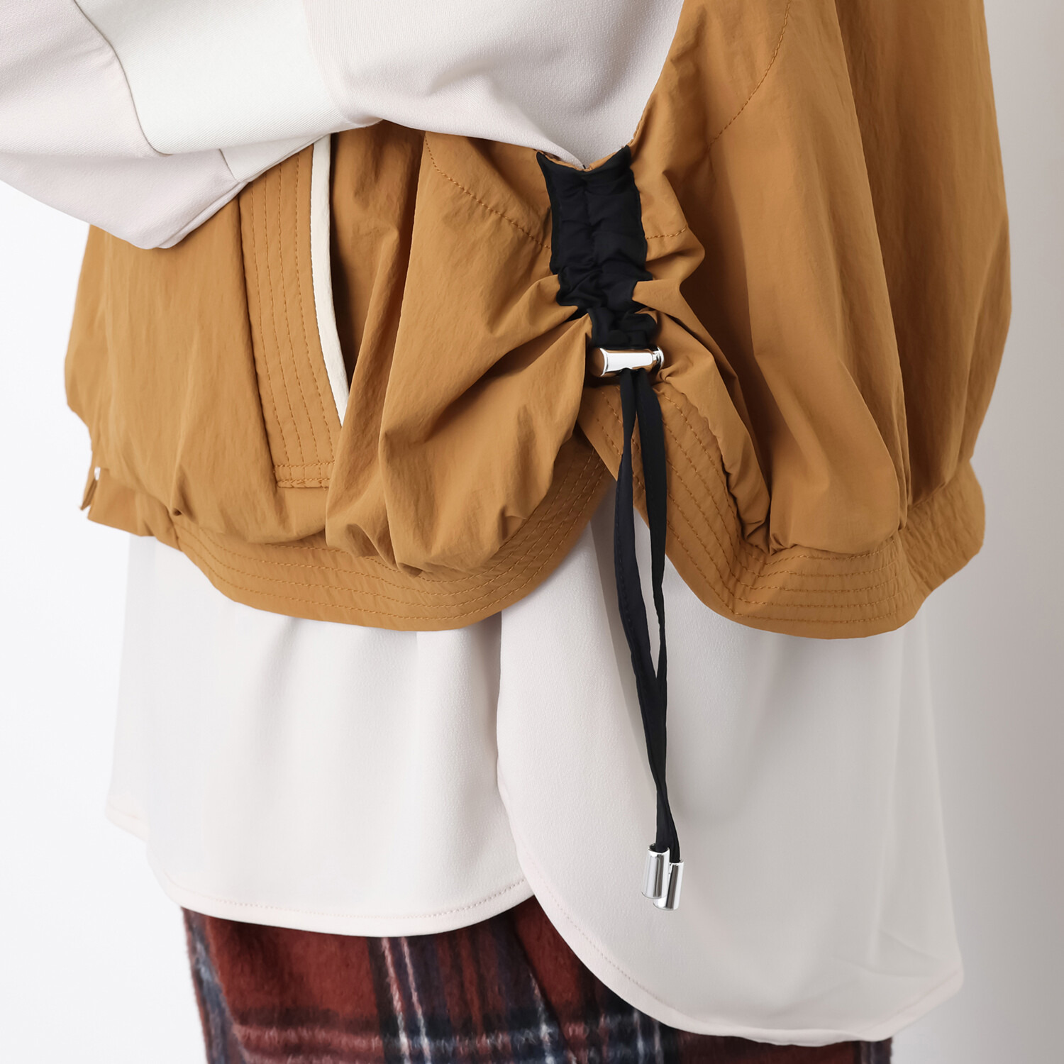 フェアリア　ビス 配色ライン使い ショート丈 デザインベスト