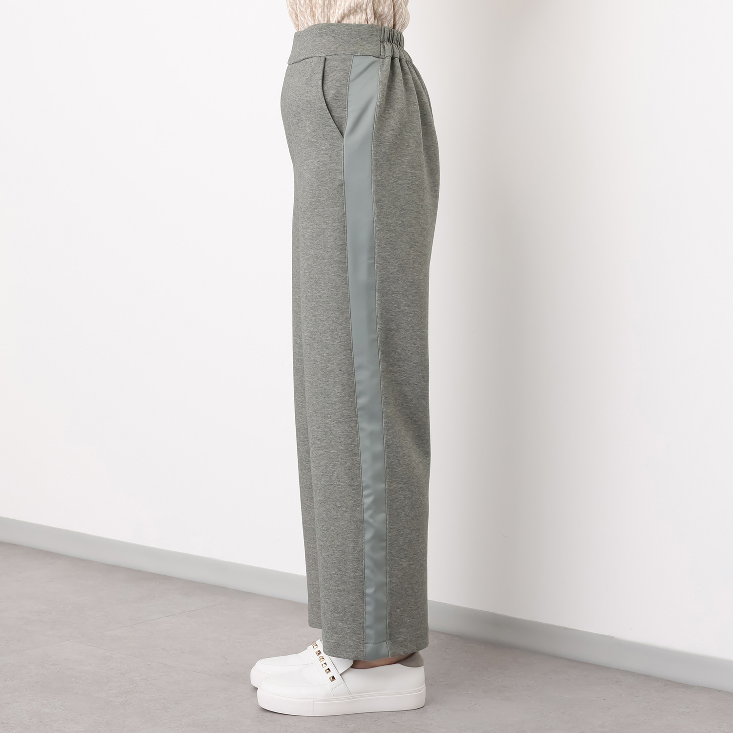 フーア ストレッチポンチ サテンライン ストレートパンツ