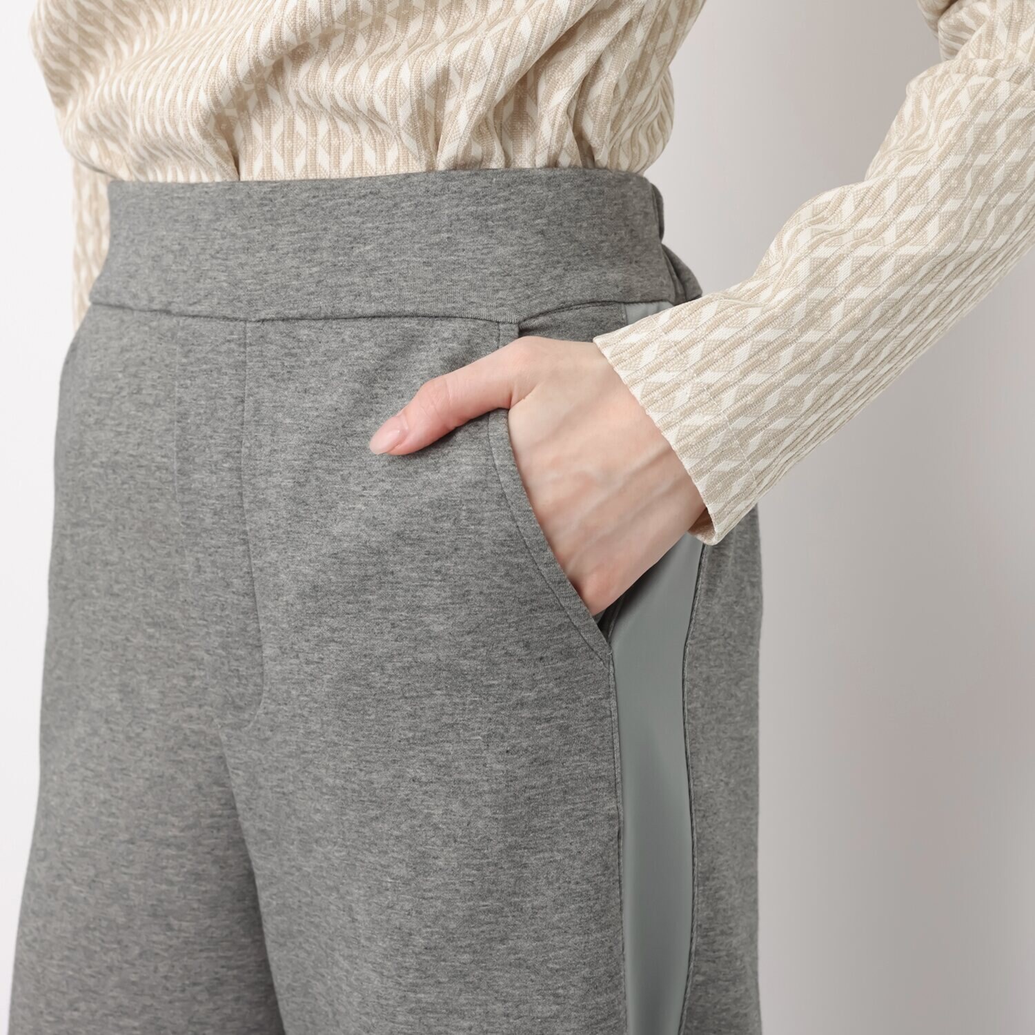 フーア ストレッチポンチ サテンライン ストレートパンツ