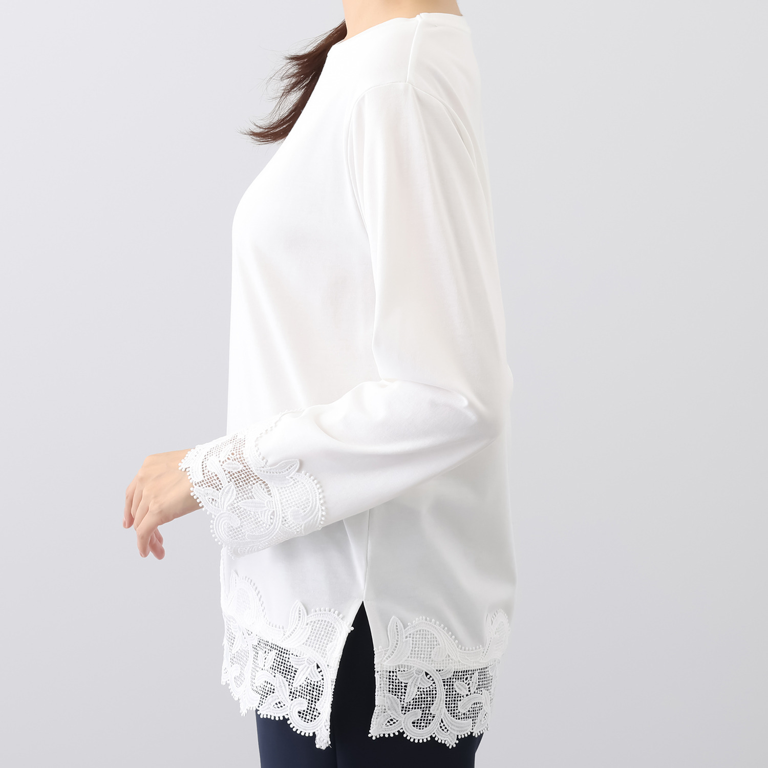 モン　エラン 贅沢レースで叶える おしゃれ度アップ！ 裾レースプルオーバー