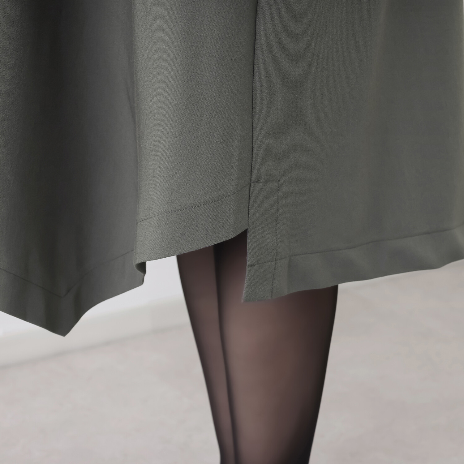 ミニマライズプラス 動きのある アシンメトリーヘム ミニマルで自由な美学 ワンピース