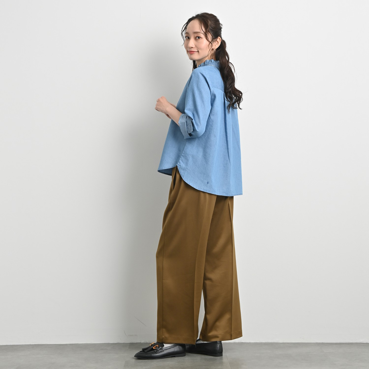 元町ゼラール しなやか＆軽やか！ きれいめデニム調素材 ナローフリルアクセント スタンドネックブラウス