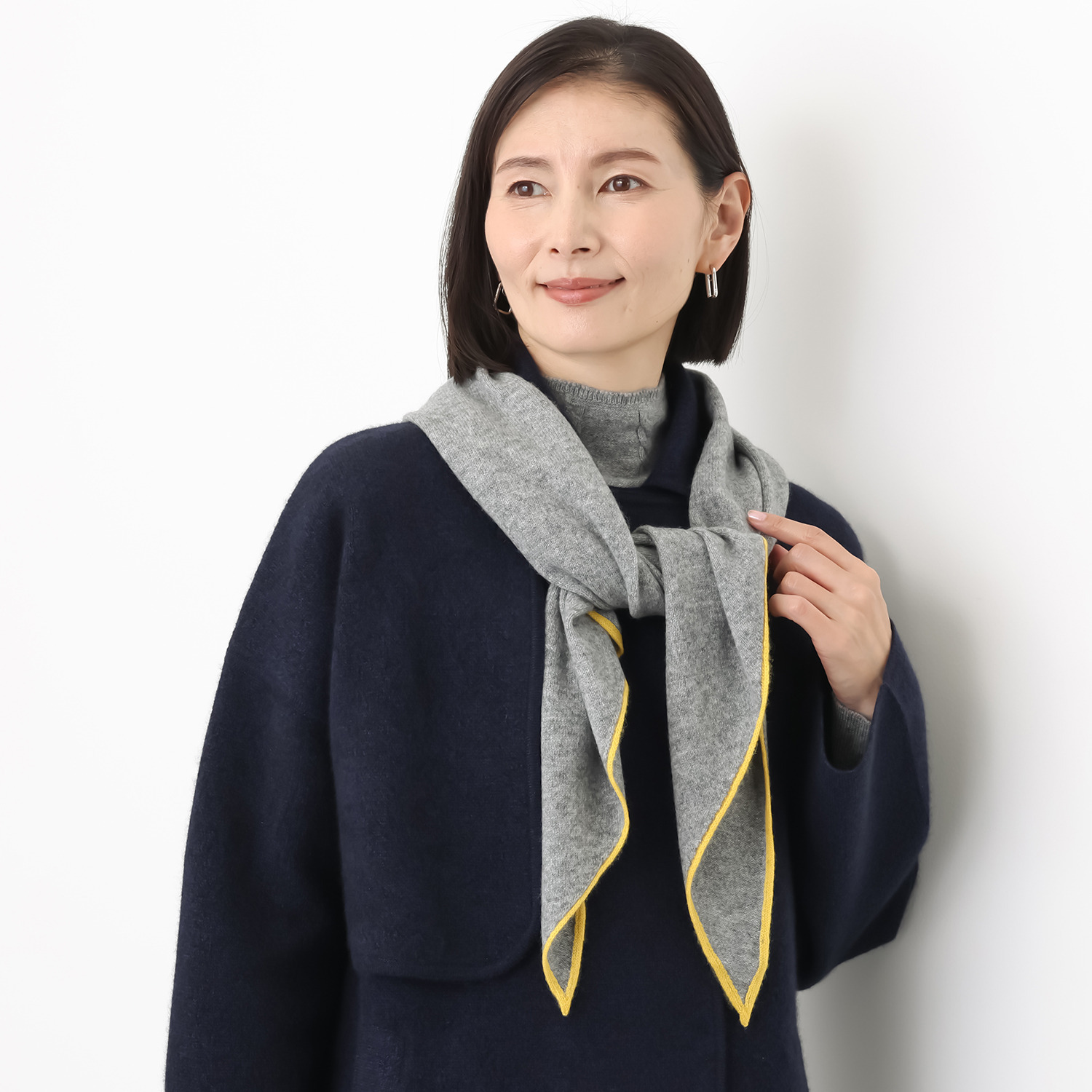 アズイズ　ビーマイセルフ バイ　ネイチャーズ モンゴルカシミヤ１００％ 配色使い 剣先型ニットスカーフ
