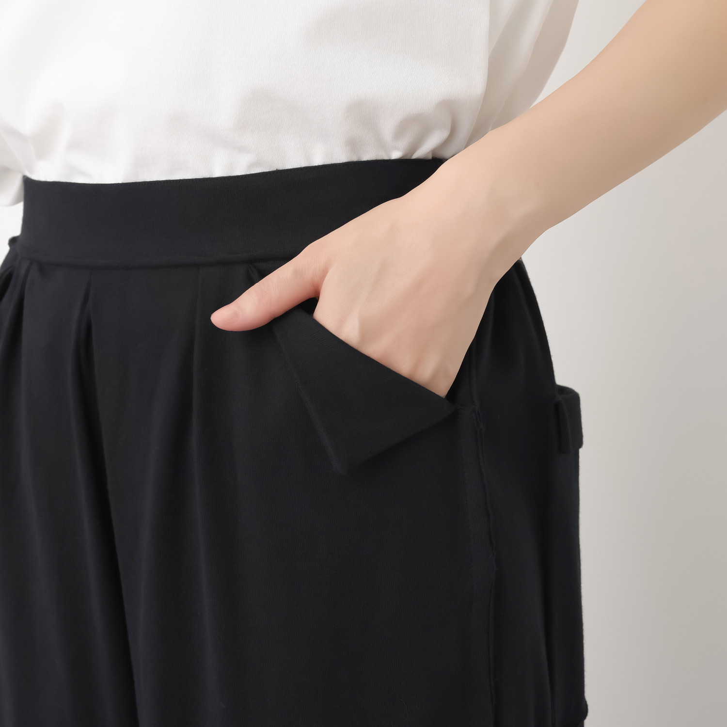 イロフシ 黒天竺裁切裾 タックバルーンパンツ