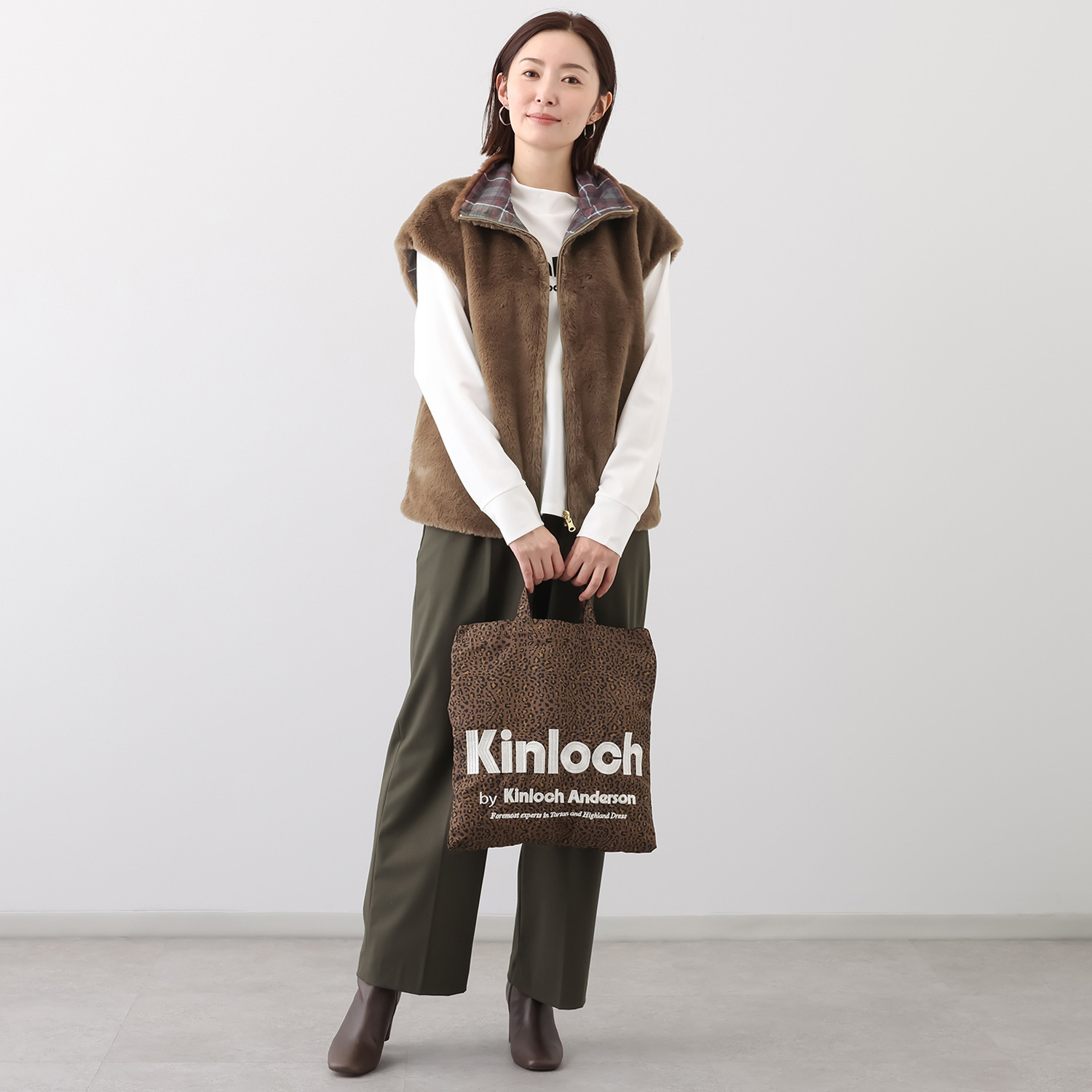 キンロック　バイ キンロックアンダーソン ブランドロゴを前面に 刺しゅうであしらった カジュアルバッグ